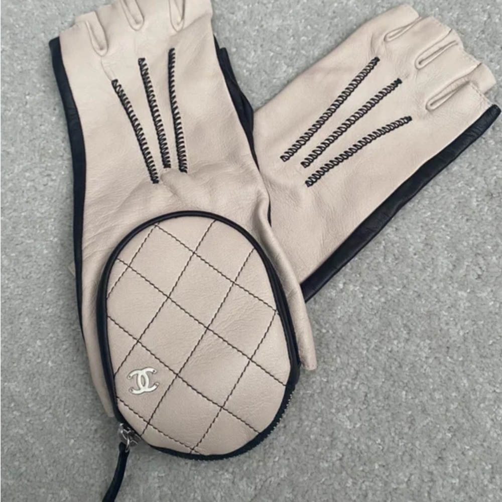 Brand new Chanel light pink fingerless leather gloves size 7 - Picture 3 of 5